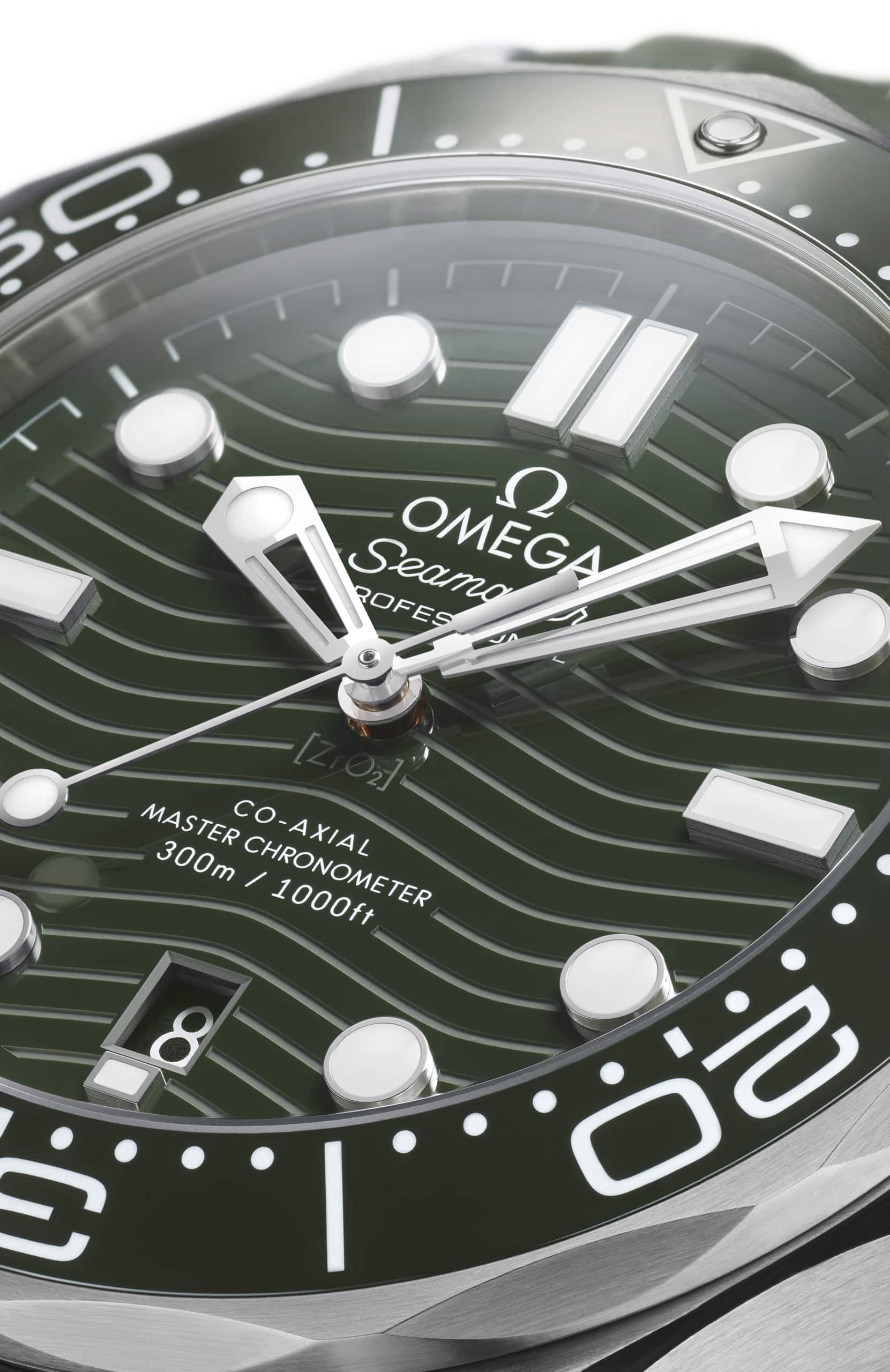 F】 Hands-On: The Green Omega Seamaster Professional 300M